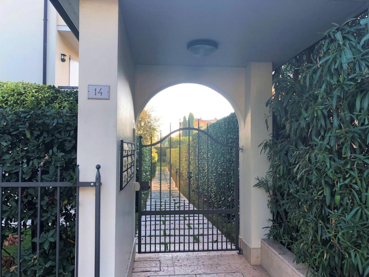 Desenzanoloft Official Partner Marriott Homes & Villas - Bea House, Sirmione With Private Garden And Share Pool エクステリア 写真